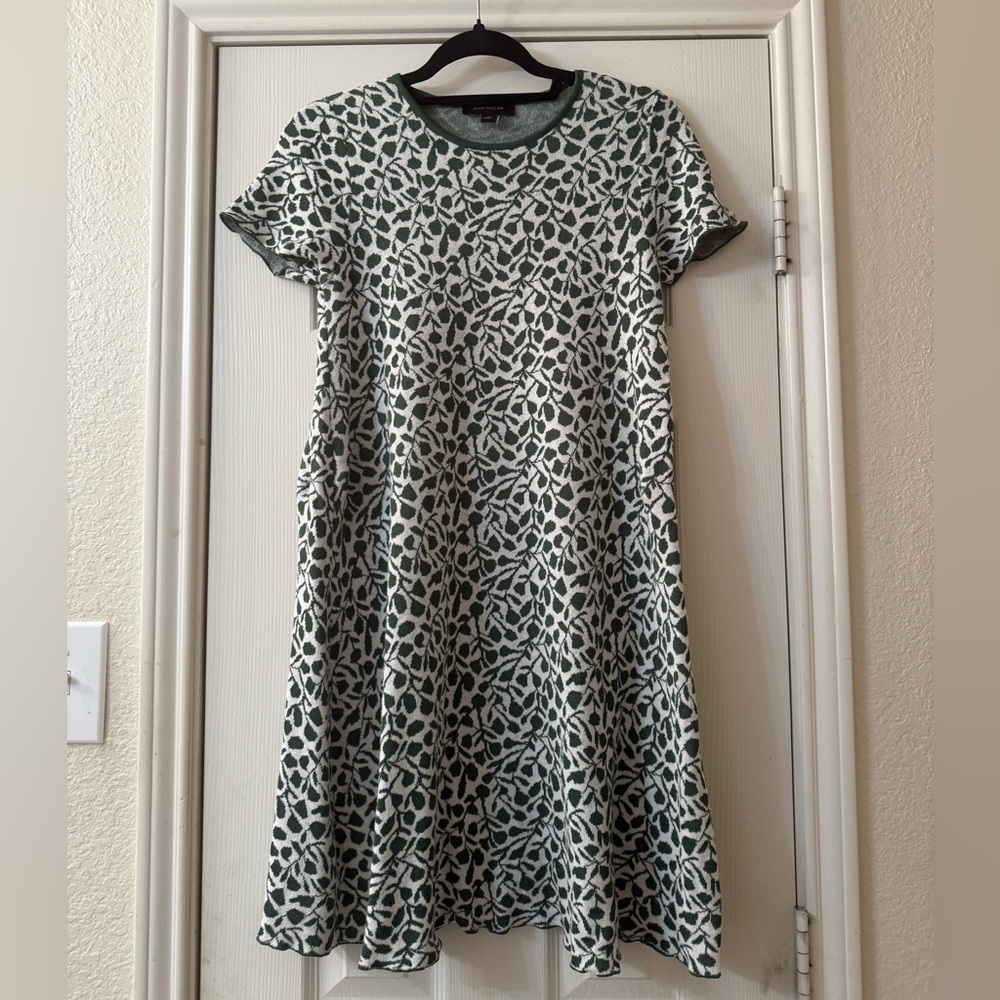 Ann Taylor knit Green Leaf Print Short Sleeve Dress